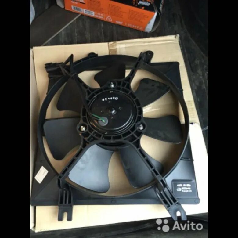 Крепление вентилятора радиатора на киа спектра 2008 года. Вентилятор охлаждения киа спектра. Вентилятор охлаждения спектра. Вентилятор радиатора nrf 47064. Кия спектра 2002 вентилятор охлаждения.