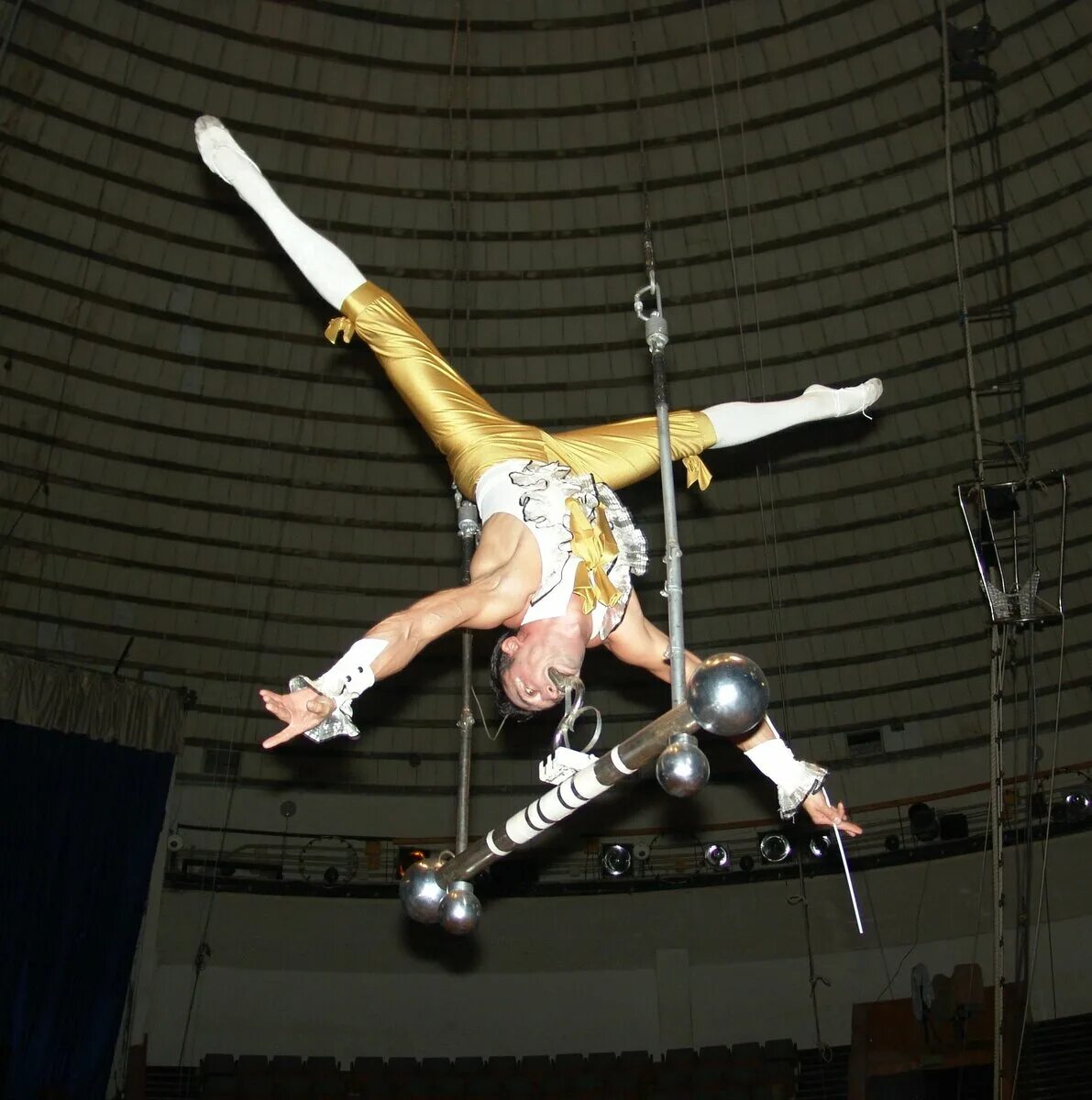 R 34 the amazing circus. Эквилибристика на Штейн трапе. Штейн трапе цирк. Зубник эквилибр. Воздушная гимнастика Штейн трапе.