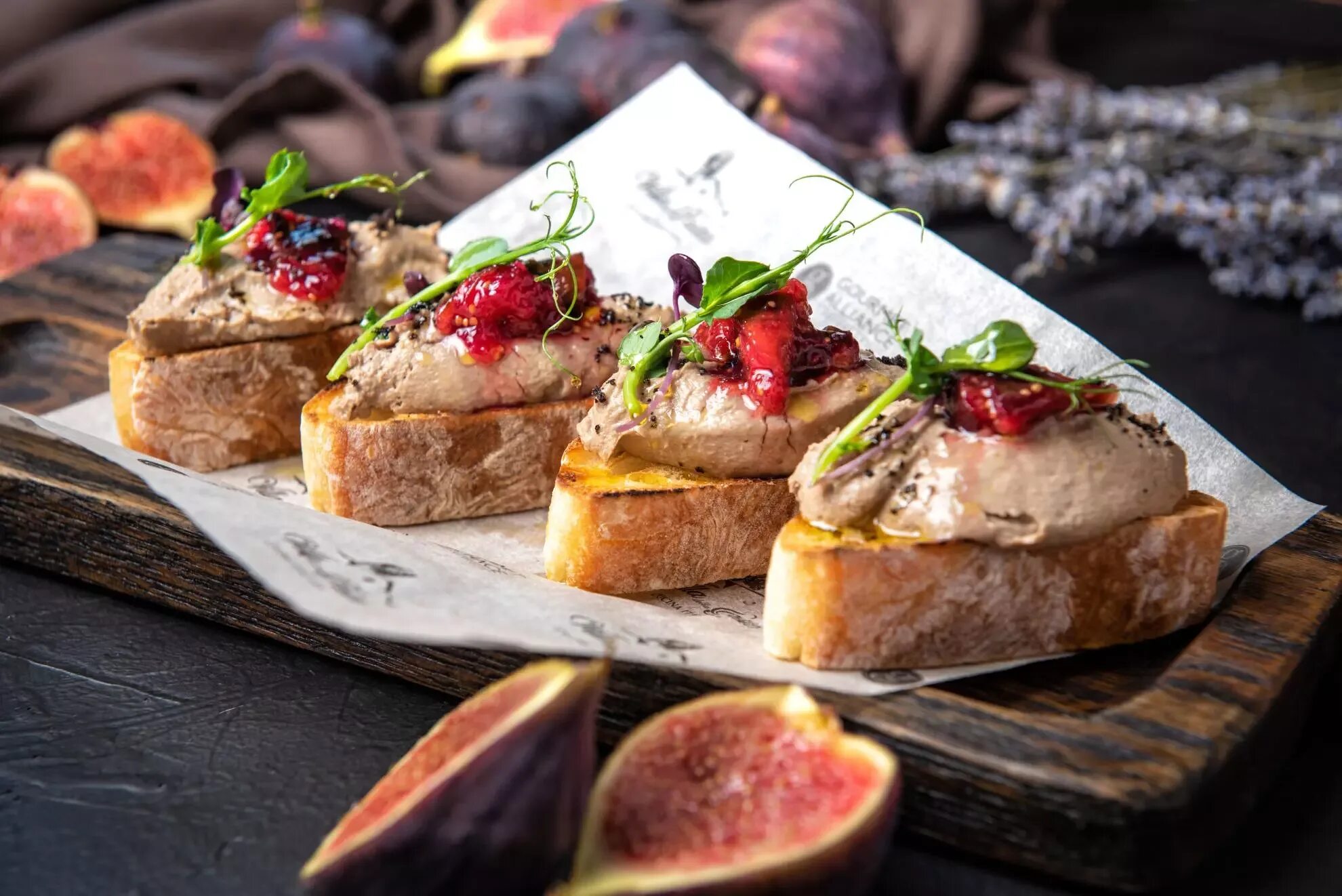 Брускетта с лососем, сливочным сыром и вялеными томатами Restaurants FOR YOU