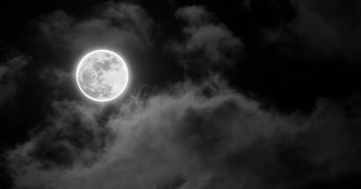 Луна. Лунное небо. Темное небо с луной. Луна на черном небе.
