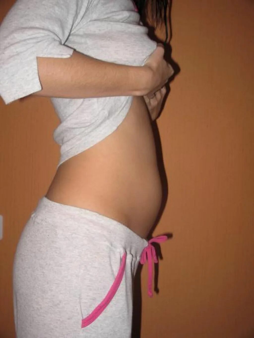 Живот на втором месяце. Живот на 8 неделе беременности. Животик беременной на ранних сроках. Живот на восьмой неделе беременности. Животик беременной в 8 недель.