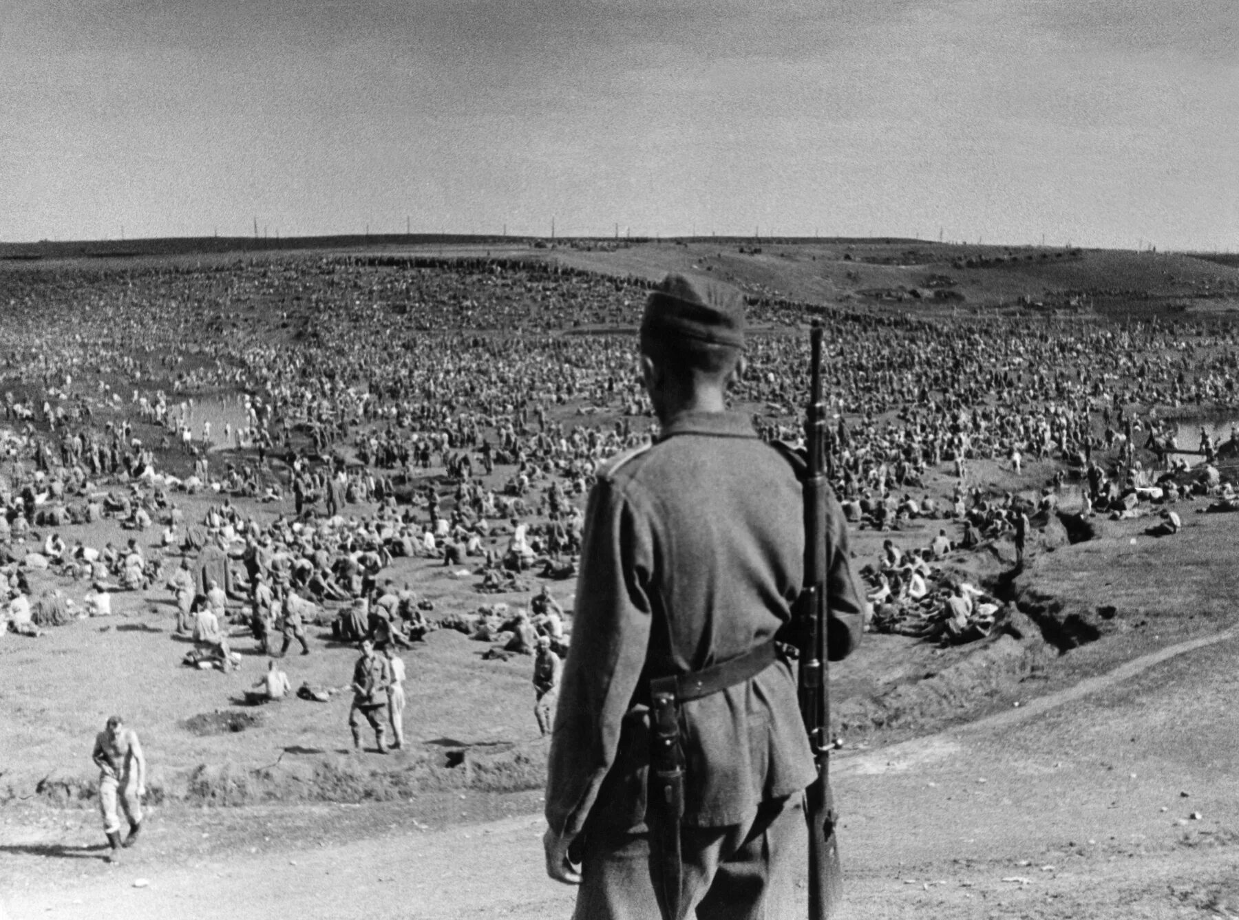 Лагерь советских военнопленных 1941. Лагерь для военнопленных лето 1941. Военнопленные красноармейцы 1941. Лагеря военнопленных в 1941. 1 мая 1942 г