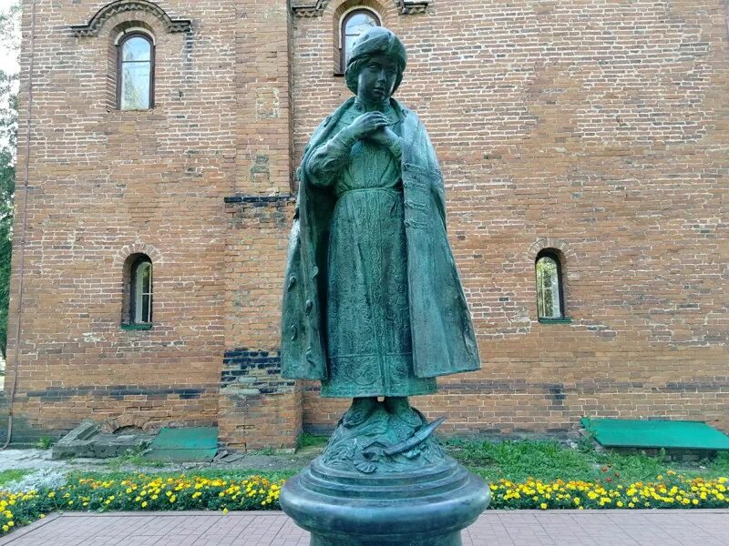 Царевич город. Углич памятник царевичу дмитрию убиенному. памятник царевичу дмитрию углич рукавишников.