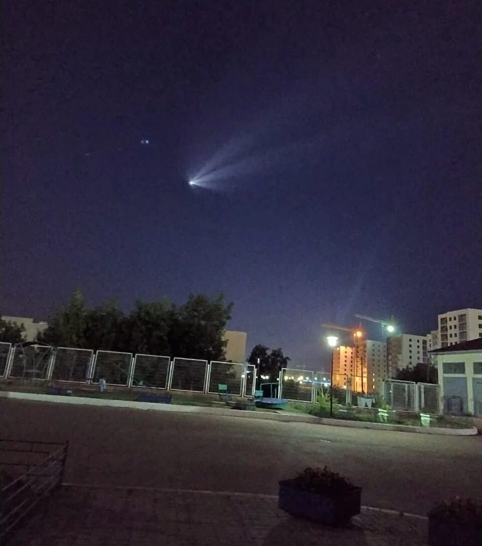 В небе заметили. Светящийся объект в небе над красноярском. нло над красноярском. космические объекты в небе узбекистана. небо байконур.