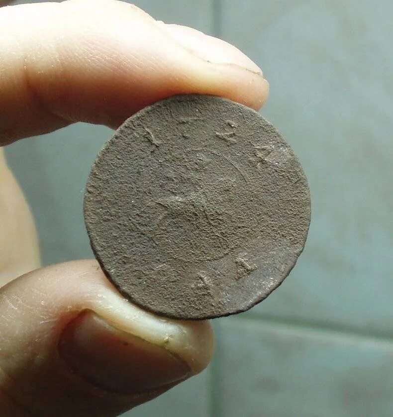 Пол был усыпан железными медными серебряными ключами