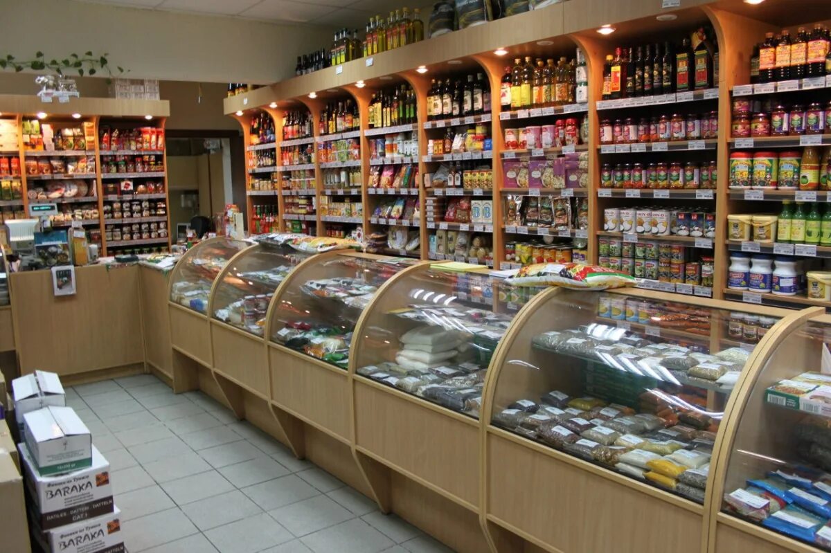 Магазин через прилавок. Витрина продовольственного магазина. Маленький продуктовый магазин. Прилавок продуктового магазина. Витрина маленького магазина.