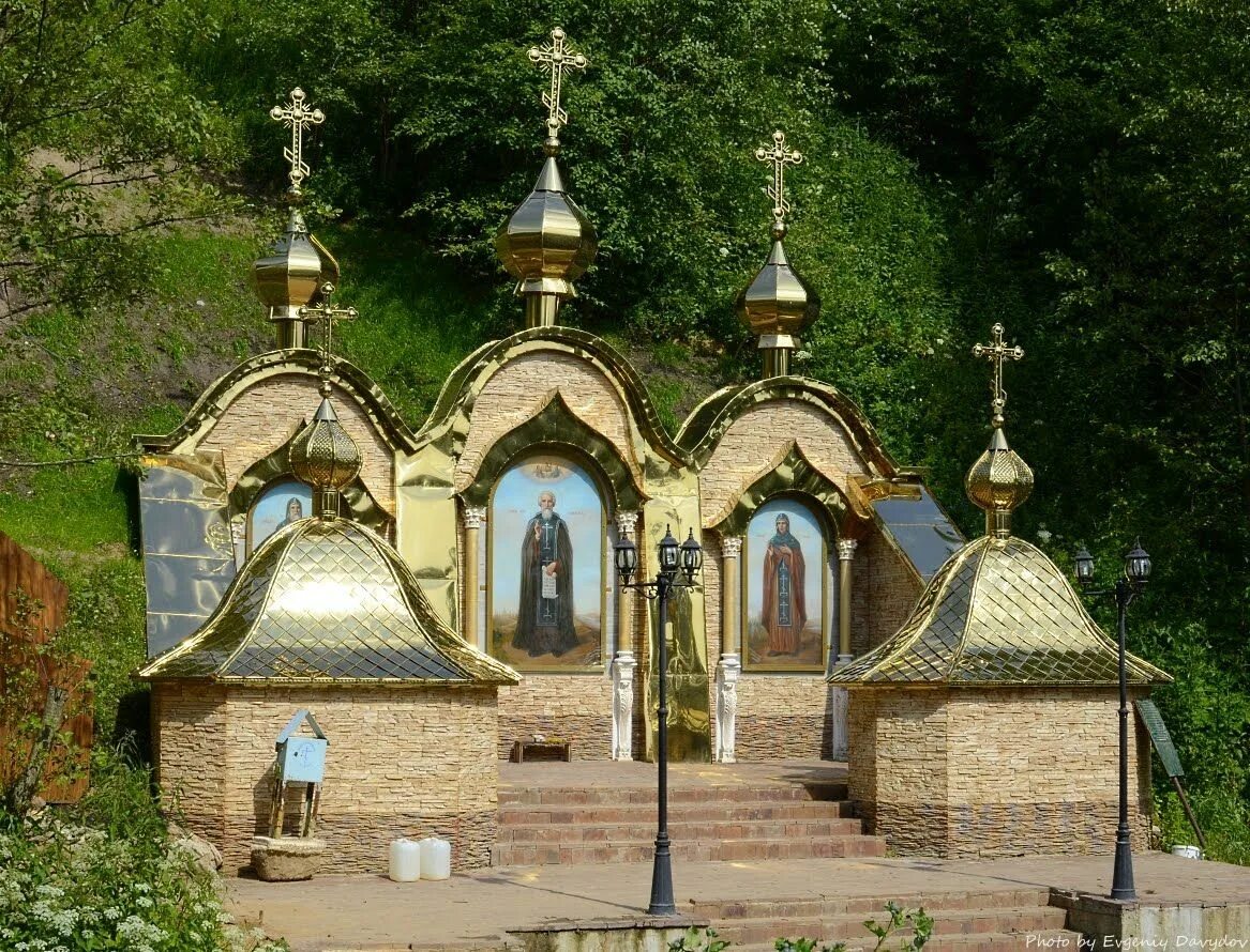 Мужской монастырь источник. Родник преподобного Сергия в Радонеже. Сергиев Посад Святой источник Сергия Радонежского. Радонеж купель Сергия Радонежского. Святые источник Сергия Радонежского Хотьково.