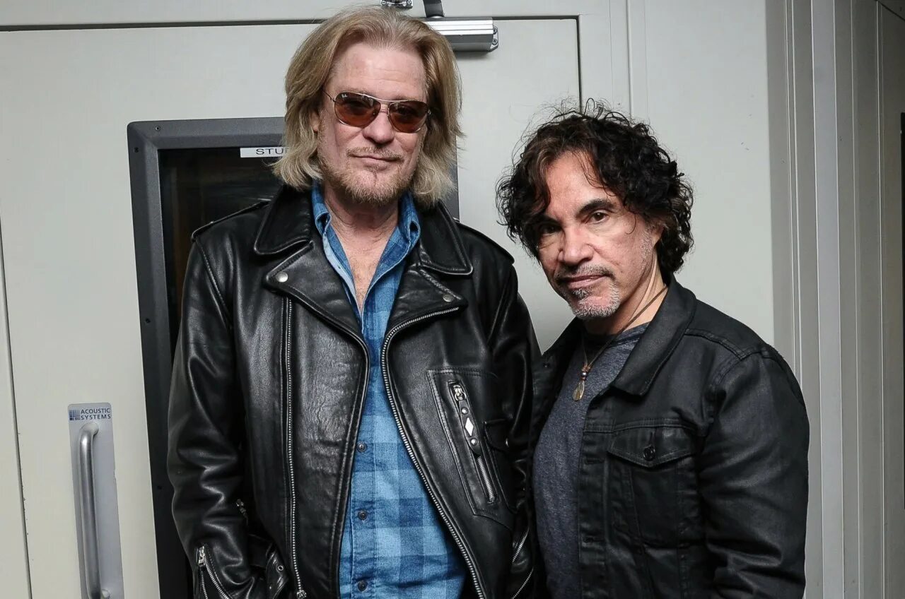 Daryl Hall & John oates. Дэрил Холл и Джон Оутс. Daryl Hall John oates Maneater. Daryl Hall 2022. Перевод песни hall