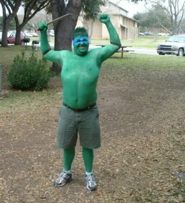 человек весь в зеленке. норман озборн зелёный гоблин. зеленый человек отец. зеленый человечек лицо. халк марвел актер.