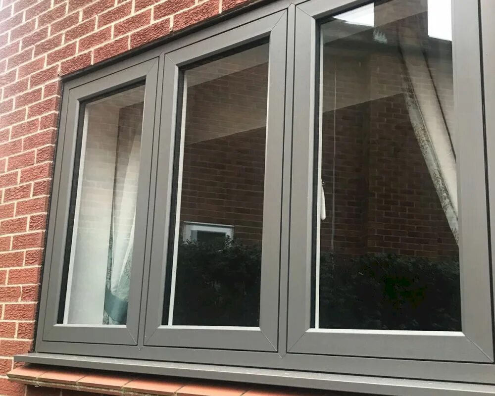 Окна рехау темный дуб. Пластиковые окна цветные рамы. Цвет окна. Цветные пластиковые окна. Цветные окна в интерьере.