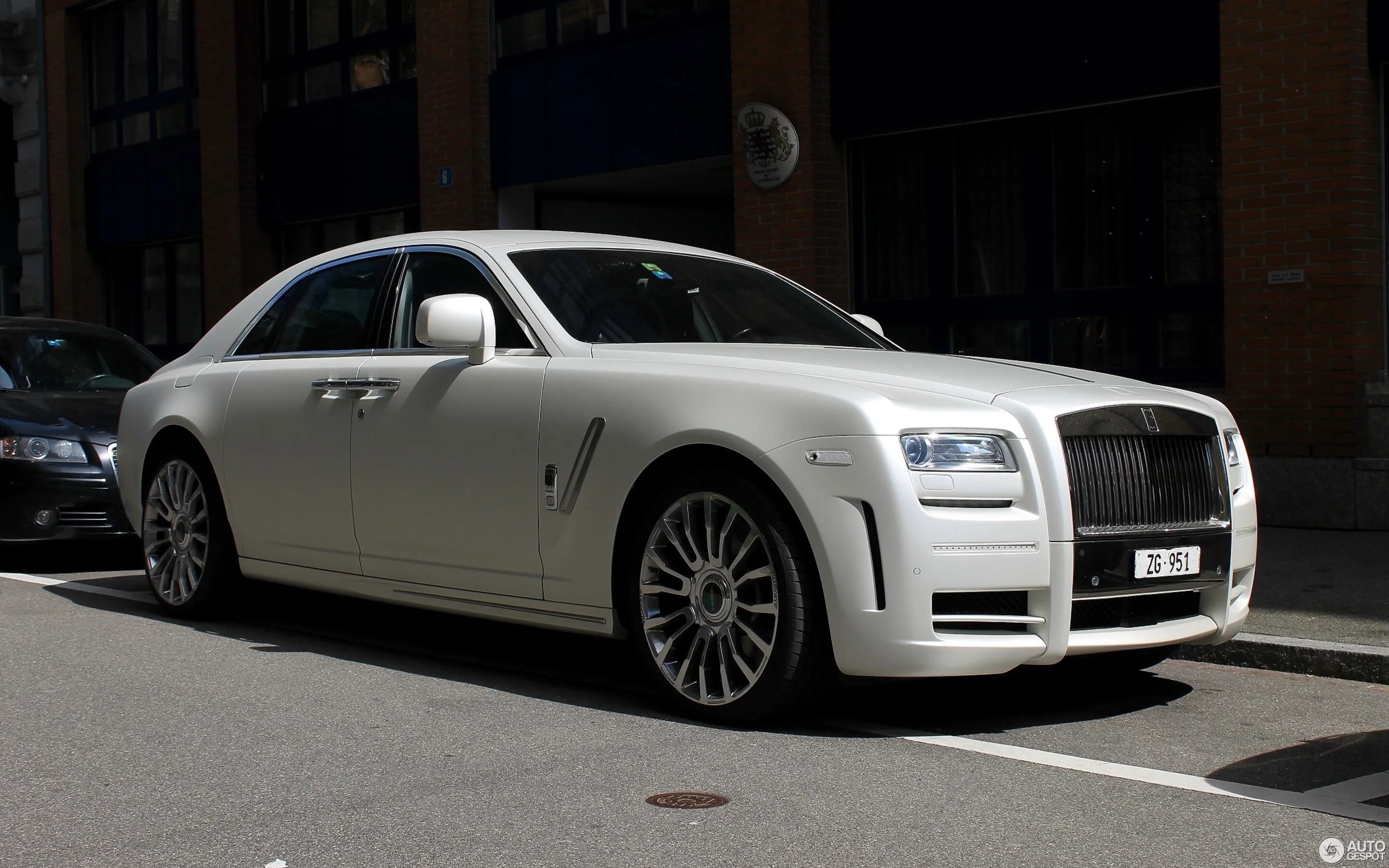 Белый роллс ройс. Роллс Ройс белый. Mansory-Rolls-Royce-White. Rolls Royce Ghost белый. Rolls Royce Ghost 2021 Mansory.