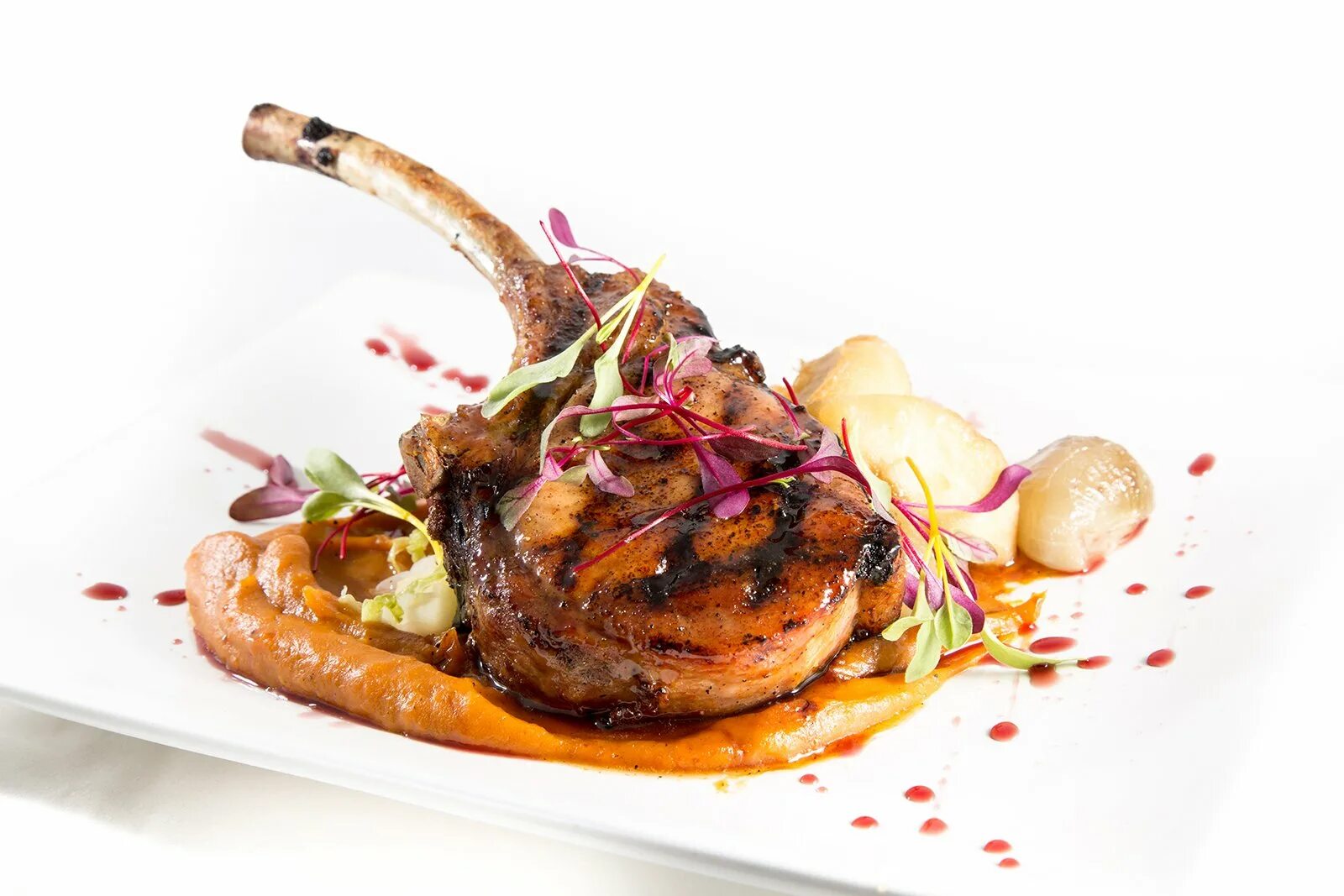 Блюда из каре ягненка от шеф поваров. Баранья отбивная. Каре ягнёнка рецепт от шеф повара ивлева. Каре ягненка на гриле. Баранья корейка подача.