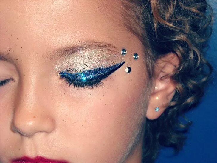 Детский макияж. Бальный макияж. Сценический макияж для гимнасток. Чурсина стайл прически для бальных танцев. Яркий макияж для гимнасток.