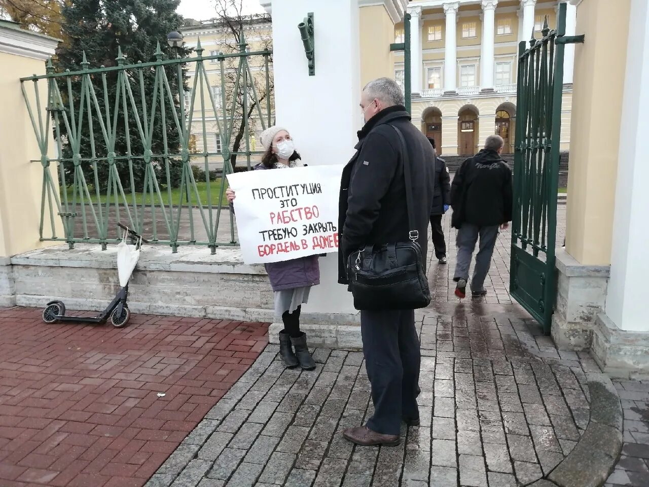 Закрывают бордели. Угловые жильцы в Петербурге. В Севастополе люди вышли с плакатами. Парламентарий и активистка Хопко.