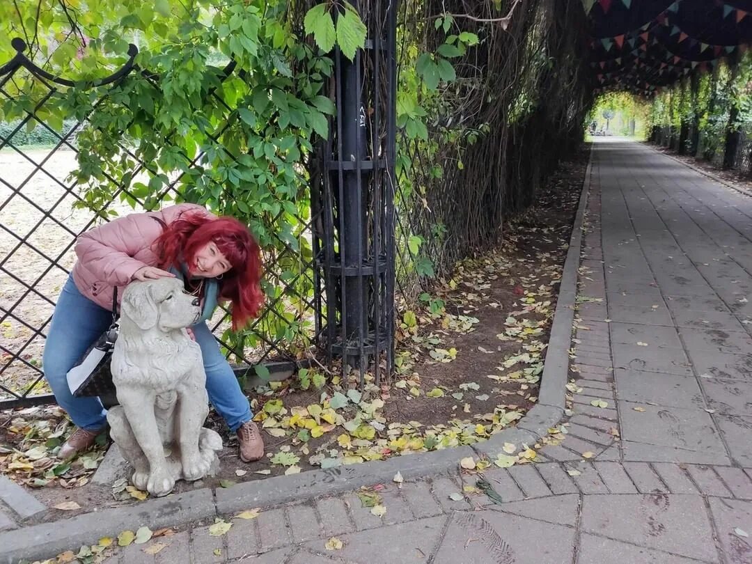 картинка опасная улица презентации для детей 6-7. семья на прогулке в парке. прогулка летом. два человека на улице. пешие прогулки.