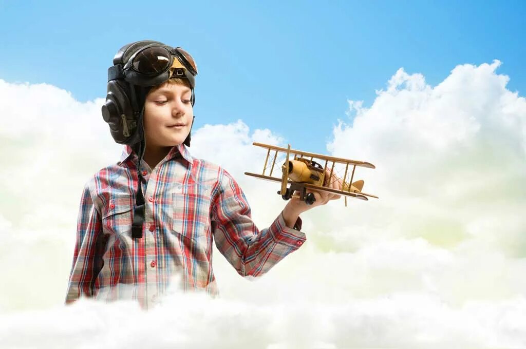 Мальчик мечтал стать летчиком грозовая туча. Мальчик с самолетиком. Для мальчиков самолёты. Самолет для детей. Летчик для детей.
