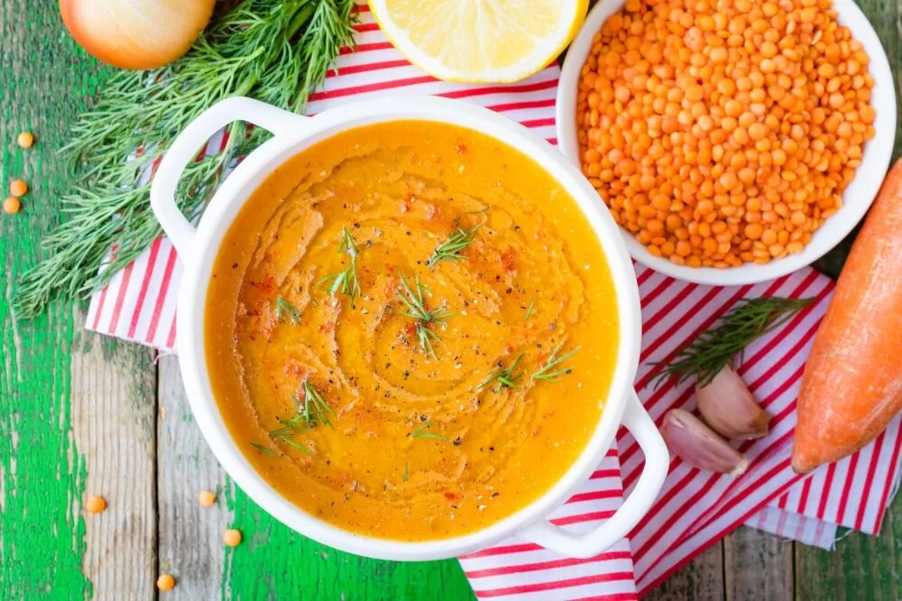 Суп из чечевицы. Чечевичный суп-пюре/Lentil Soup ресторан. Крем суп из чечевицы. Крем суп из чечевицы красной. Суп пюре из красной чечевицы.