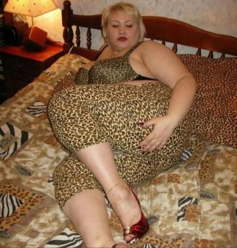 На моем теток. Толстая девушка в леопардовом. Толстач Дензина в леопард. Толстая баба в леопардовом.