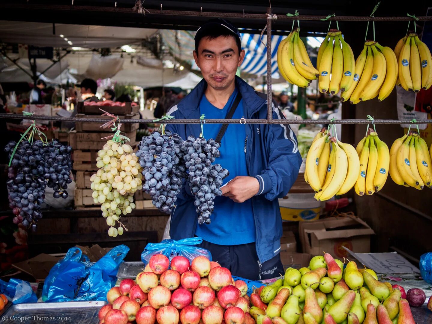 Какие фрукты в узбекистане. Osh Bazaar Киргизия. Рынок в Оше Киргизия. Ошский базар в Бишкеке. Ошский рынок в Бишкеке.