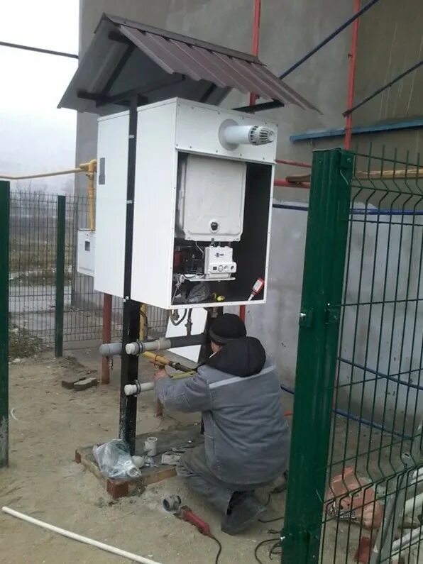 Газовый котел снаружи частного дома. Котел ругаз 12. Газовый котел снаружи частного дома. Газовый котел снаружи частного дома. Газовый котел снаружи частного дома.