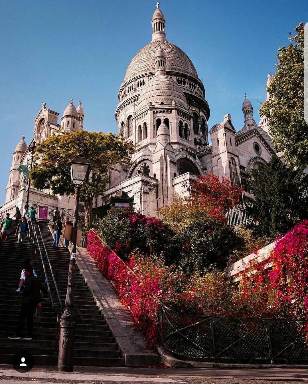 Париж улочки монмартра. Монмартрский холм. Монмартрский холм париж. Франция улица монмартр. Монмартр в париже что это такое.