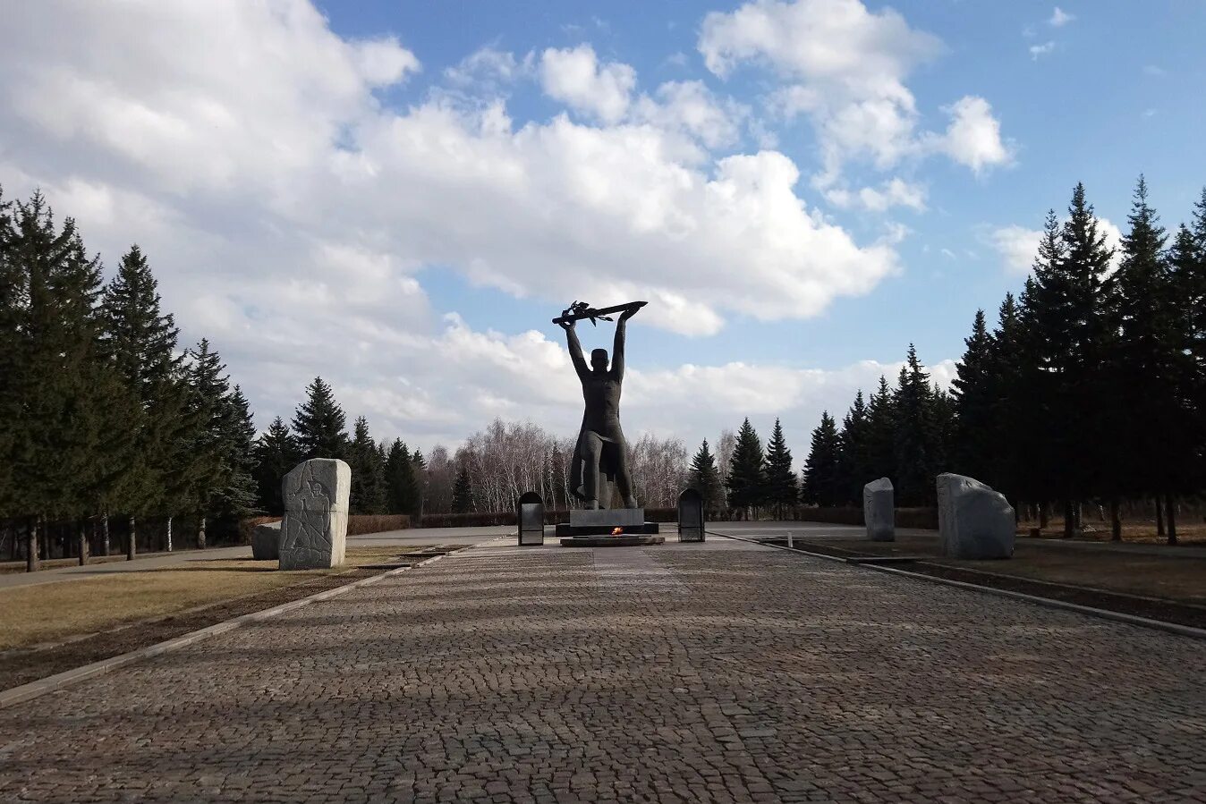 Стела трудовой доблести Омск. Памятник трудовой доблести Новосибирск.