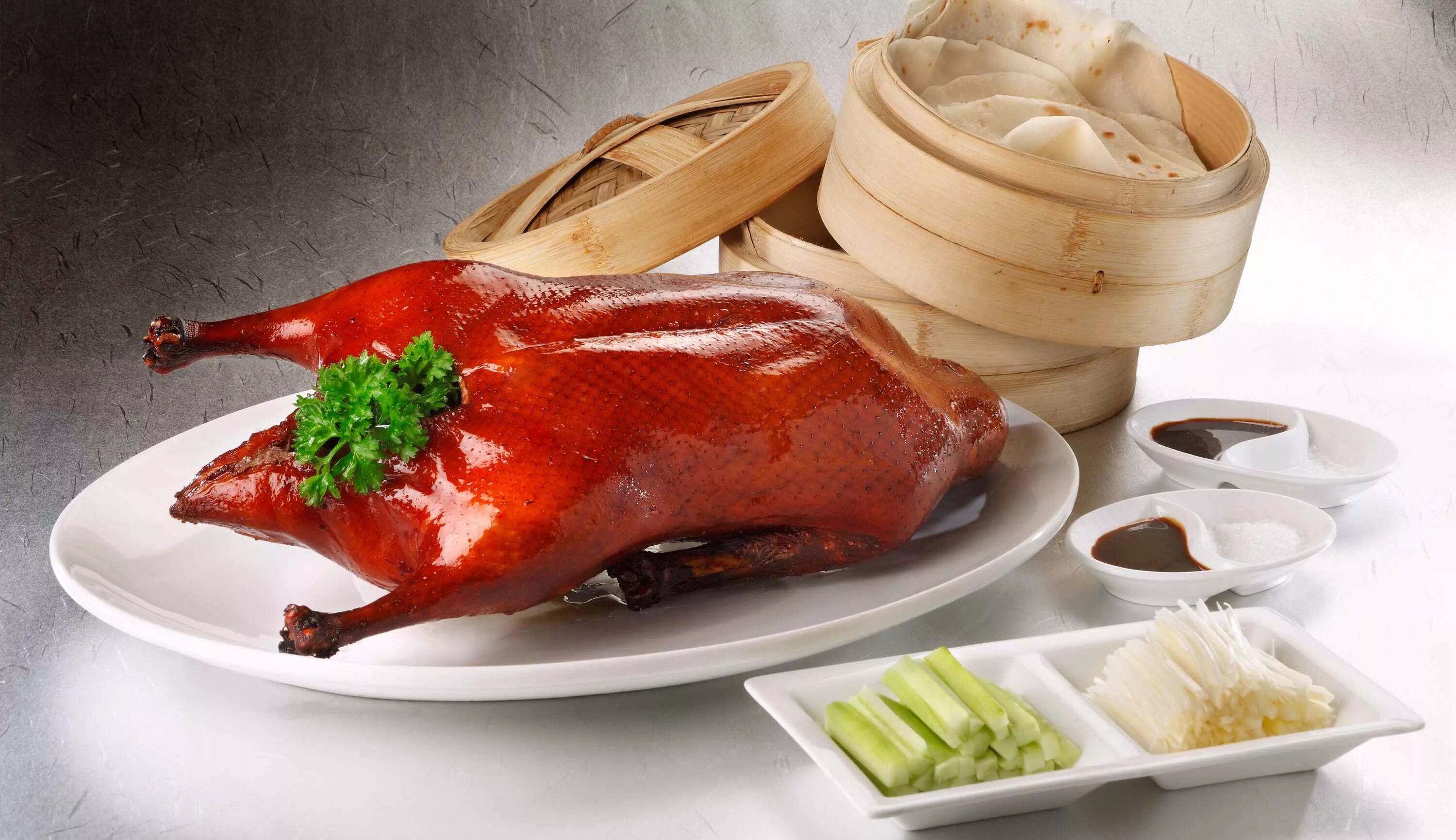 Утка по пекински в Китае. Китайская кухня утка по пекински. Peking Duck – «утка по-пекински». Пекинская утка блюдо. Лапша утка по пекински