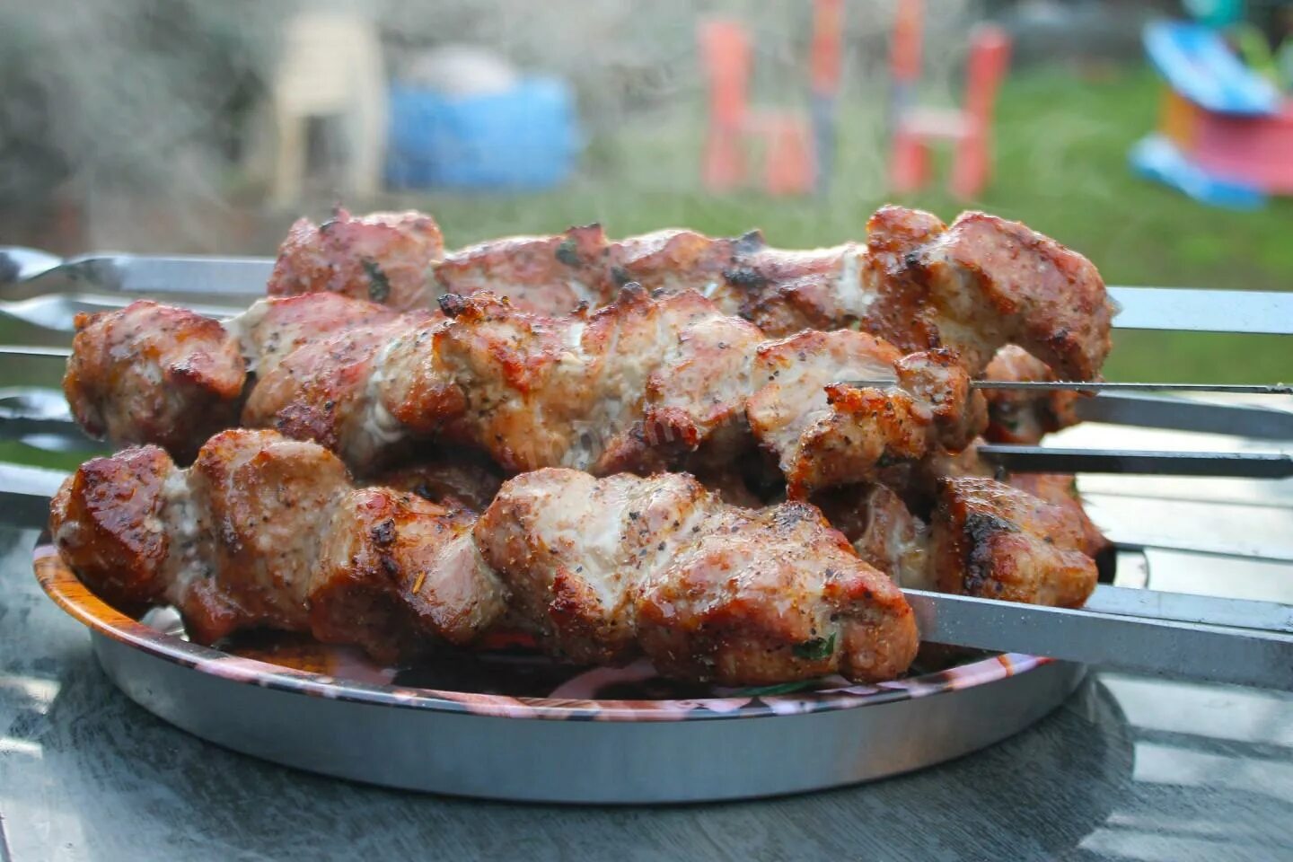 Шашлык из свинины с луком. Шашлык с луком. Шашлык из карбоната свинины.