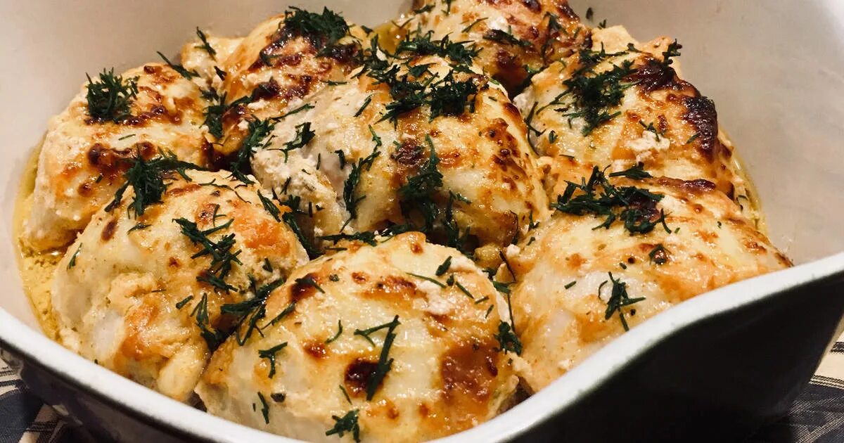 курица в сметанном соусе в духовке. курица в сливочном соусе в духовке. курица с грибами в сметанном соусе в духовке. бедро куриное. курица с грибами в духовке.
