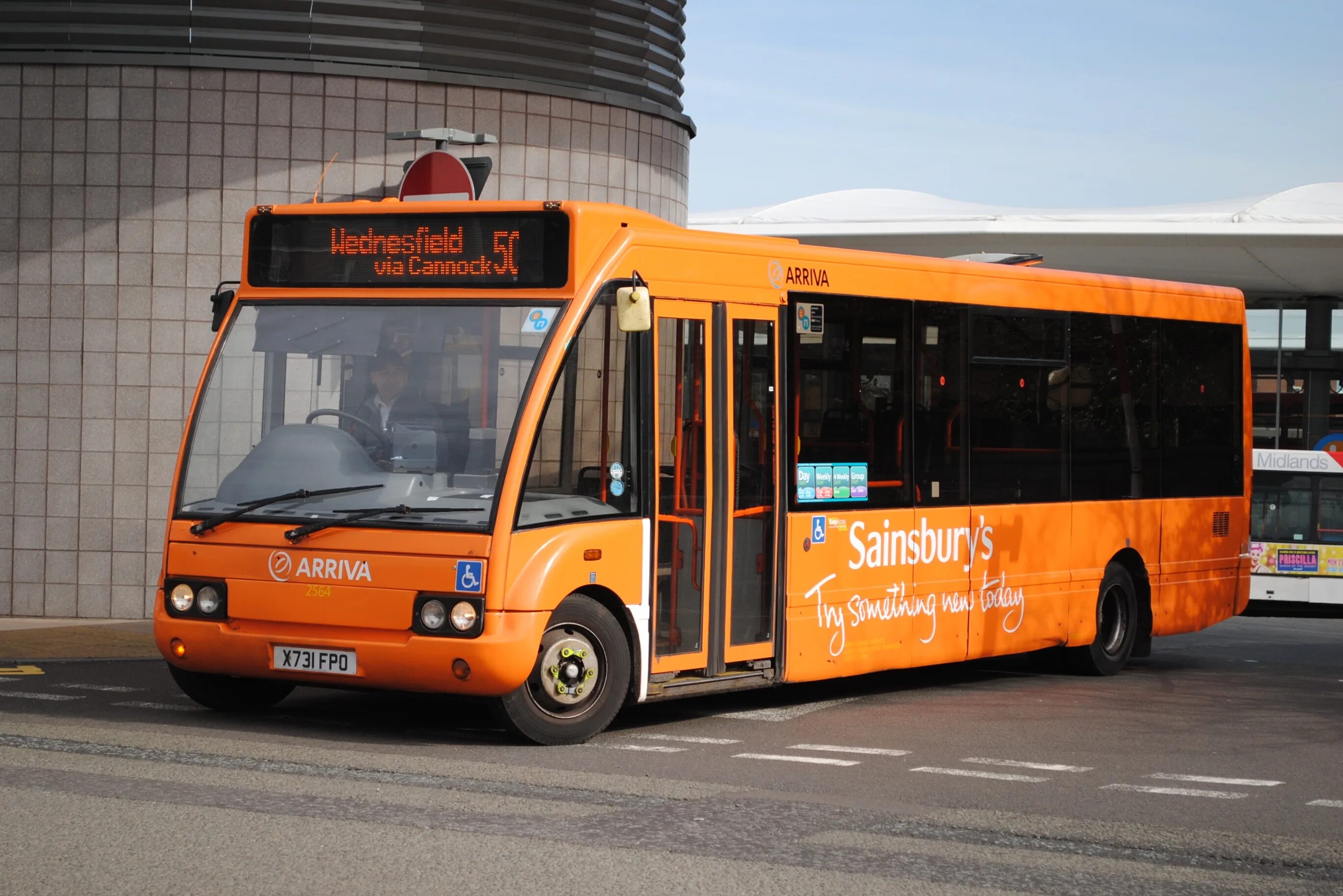Оранжевый автобус. МАЗ автобус оранжевый. Оранжевые автобусы в Москве. Arriva Midlands.