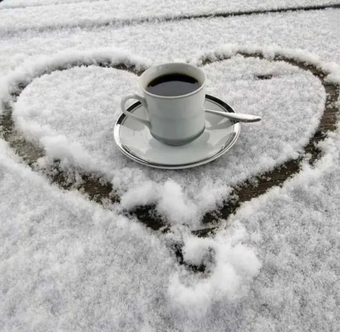 На утро растаял. Чашка кофе на снегу. Доброе утро снег. Снежное утро. Утро снег.