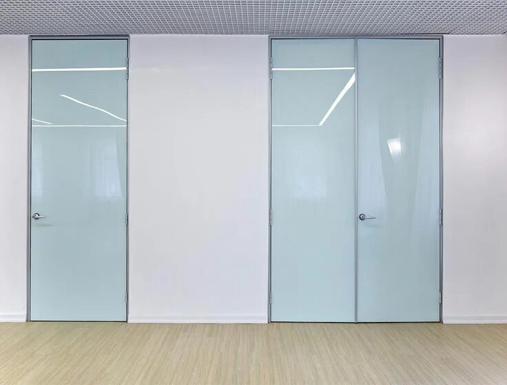 Стеклянные офисные двери. Распашные стеклянные двери. Стеклянная матовая дверь. Распашные стеклянные дверцы.