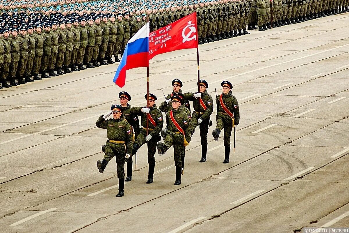 Русские войска. Парад Победы вынос Знамени. Российские военные на параде. Российская армия парад.