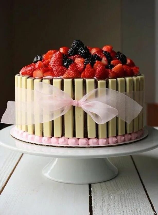 Красивые торты. Украшение торта. Красивый декор торта. Торт с фруктами. Торт из трубочек