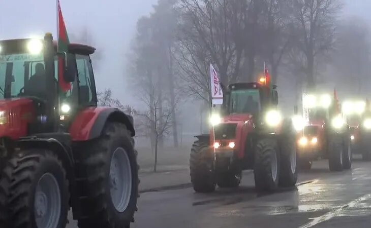В 6 утра трактор выехал. Колонна тракторов. Беларус с солона ночью. Беларуский трактор выехал на поле с ракетоцй видео.