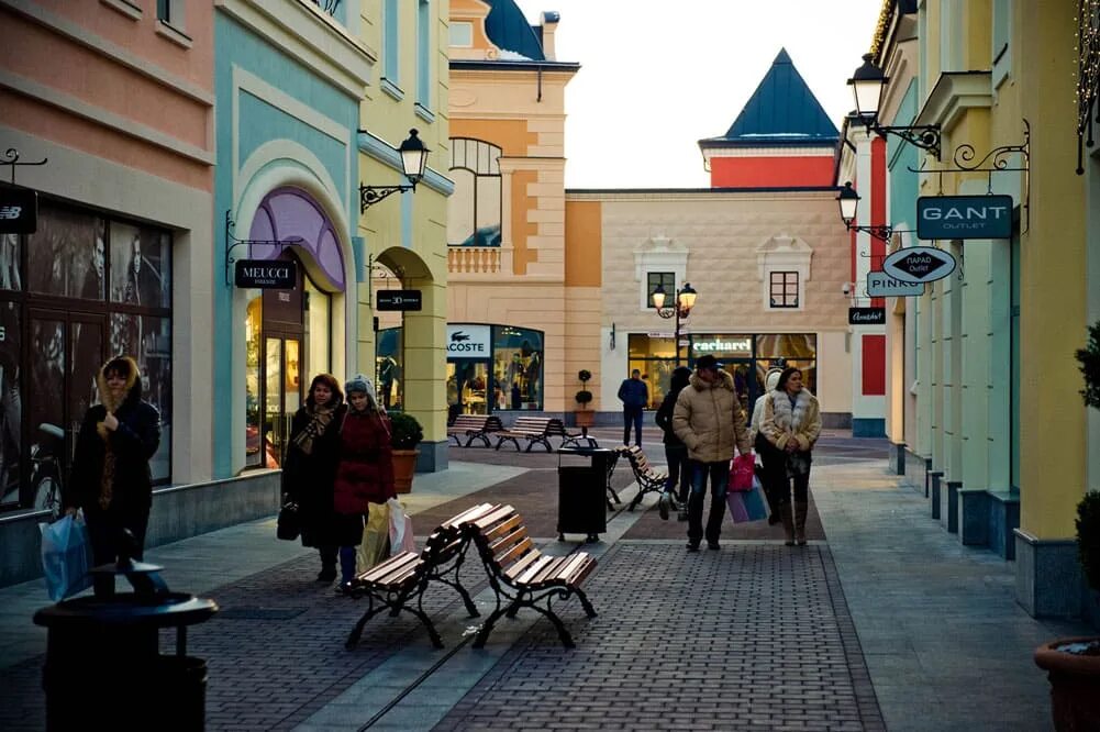 Outlet фото. Аутлет белая дача Котельники. Аутлет Вилладж Москва. Дисконт белая дача Outlet Village. Outlet Village Котельники.