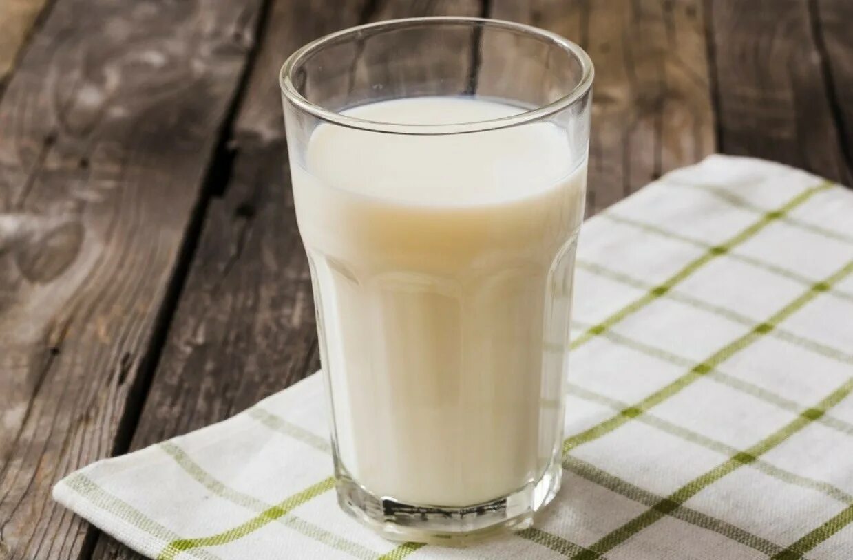 Стакан молока. Молоко в стакане. Стакан кефира. Молоко в стаканчике. Пью прокисшее молоко