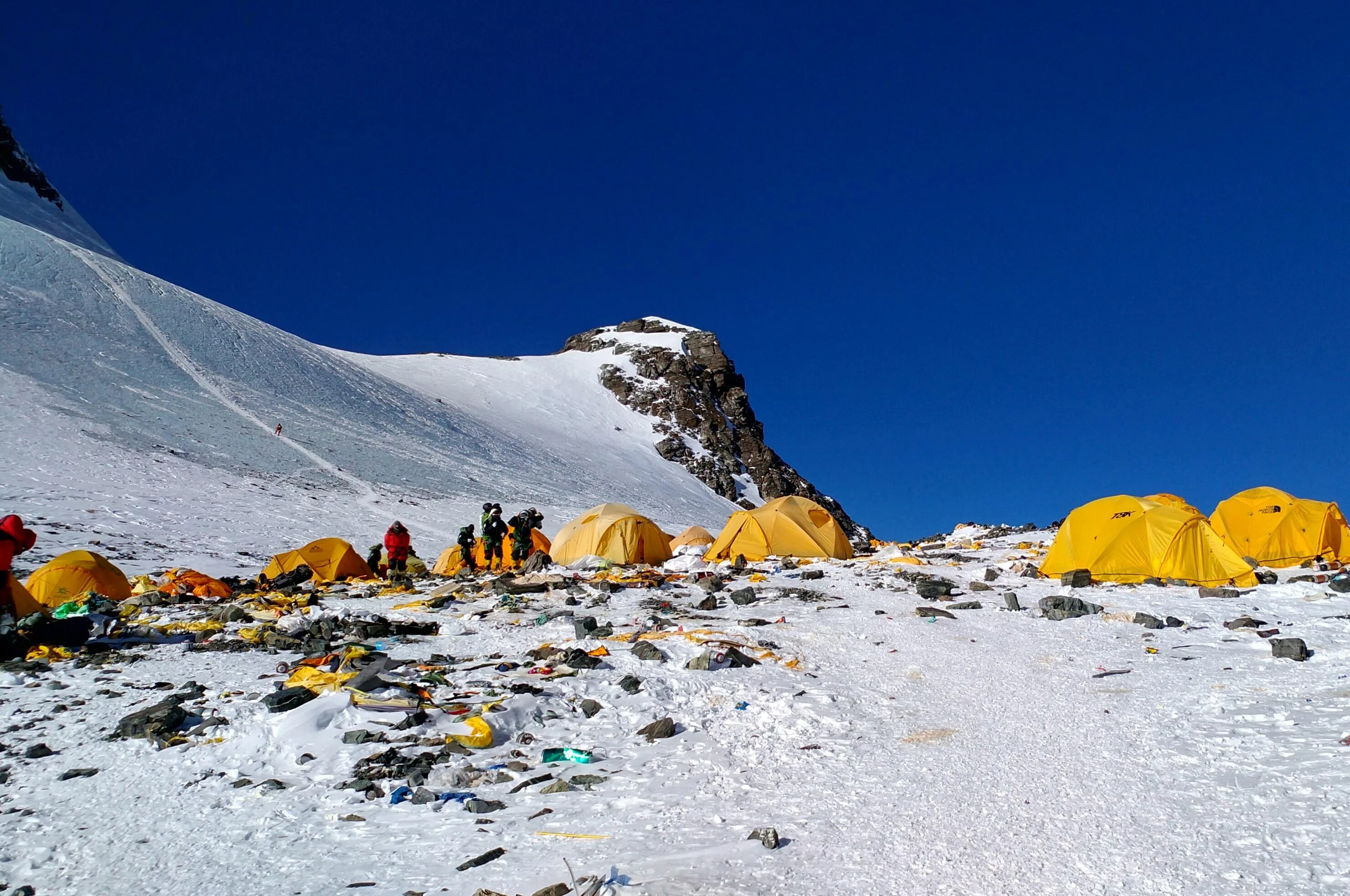 Mount everest is high in the world. Гора Эверест. Желтые ботинки Эверест. Восхождение на Эверест. Альпинисты на вершине Эвереста.