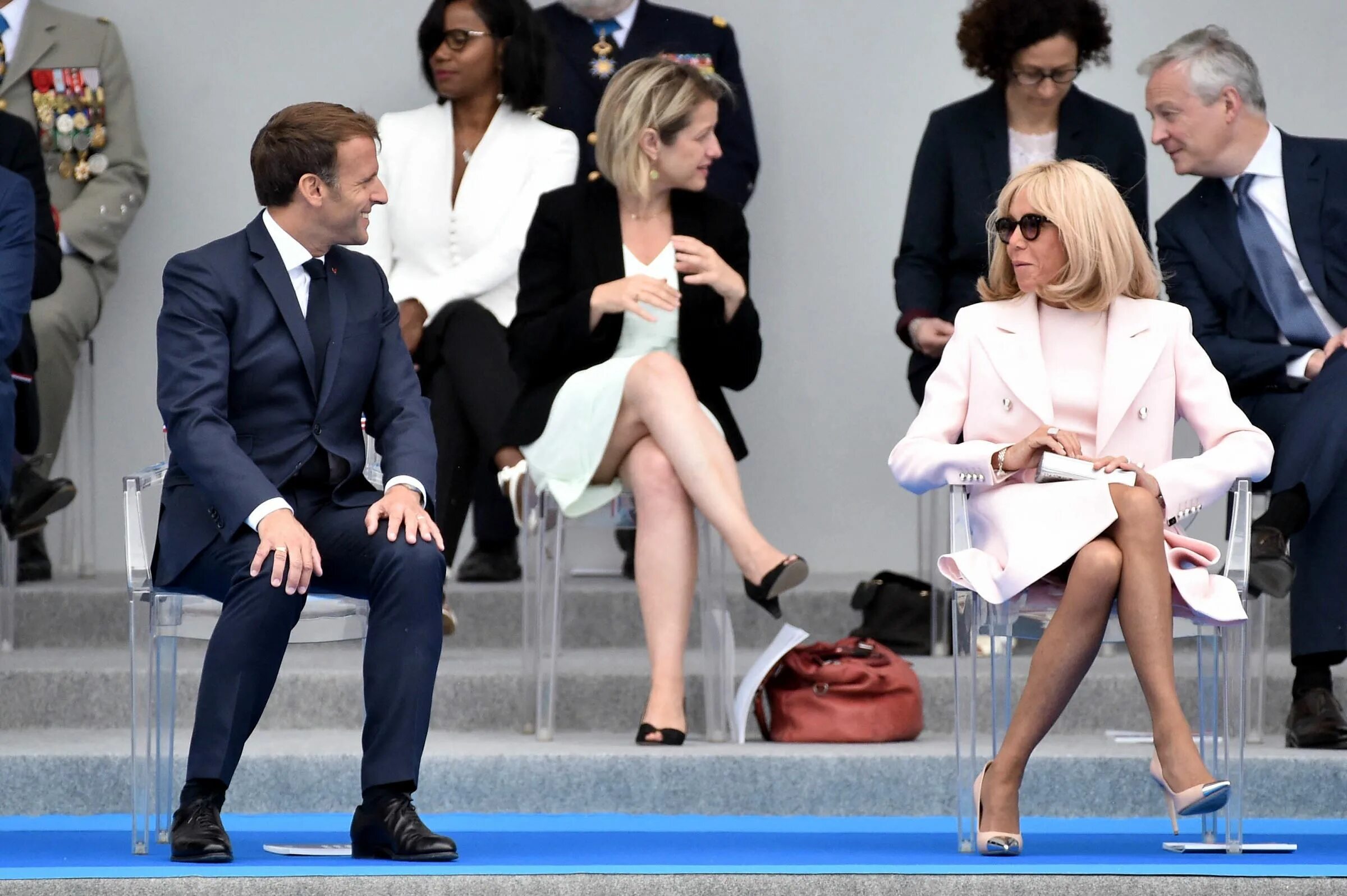 Макрон в спортзале. Брижит Макрон 2022. Брижит Макрон и Эммануэль Макрон. Жена президента Франции Брижит Макрон. Макрон с женой 2022.