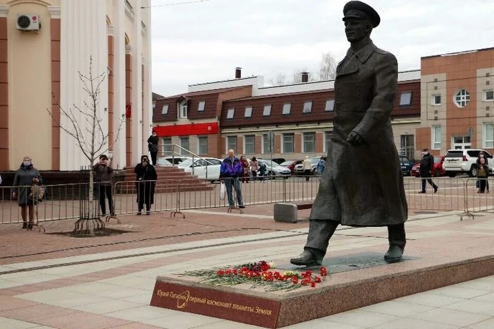 Памятник Ю. А. Гагарину - Брянск