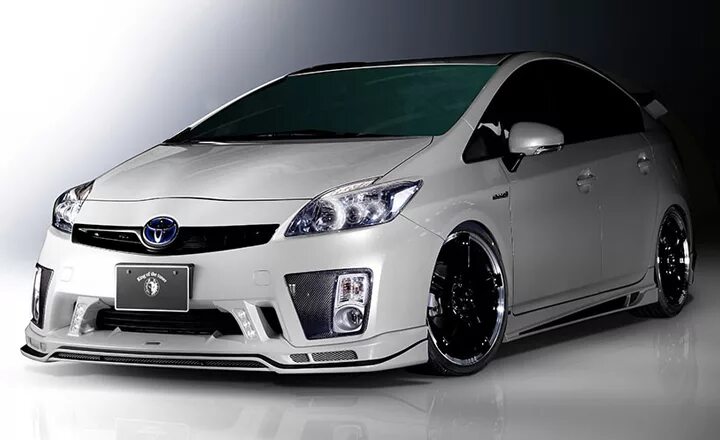 Prius 30 купить. Обвес Rowen Toyota Prius 30. Тойота Приус 30. Toyota Prius 2012 Tuning. Обвес Toyota Prius 30.