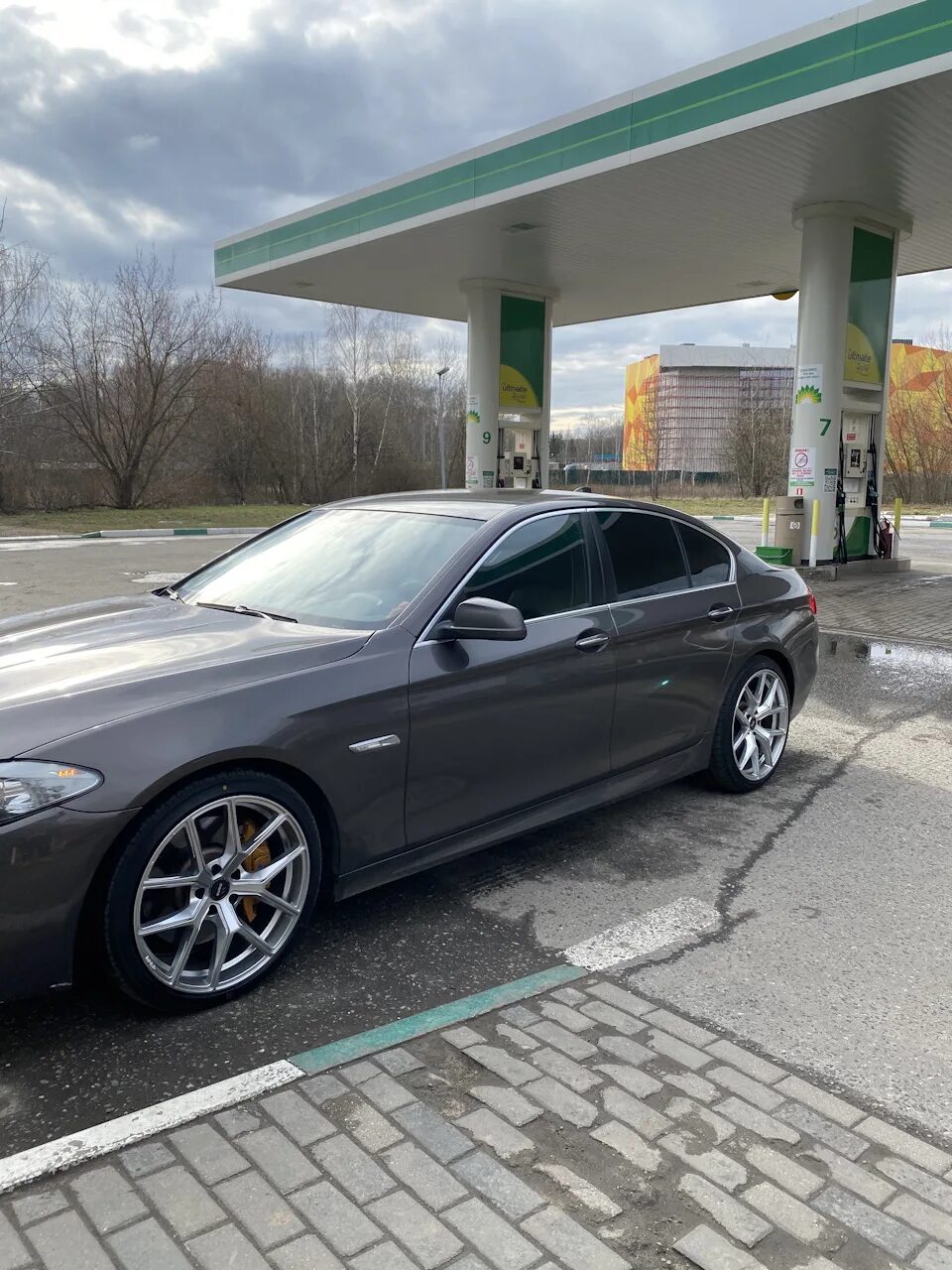Диски f10. Bmw 5 f10 r20. bmw f10 r20. bmw 5 f10 r18. bmw 5 f10 на дисках.
