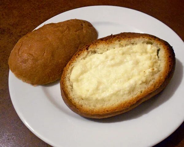 Ватрушки из батона. Ленивые ватрушки с творогом из батона в духовке. Ватрушка из батона с творогом. Ватрушки из батона с творогом в духовке. Ленивые ватрушки из батона.