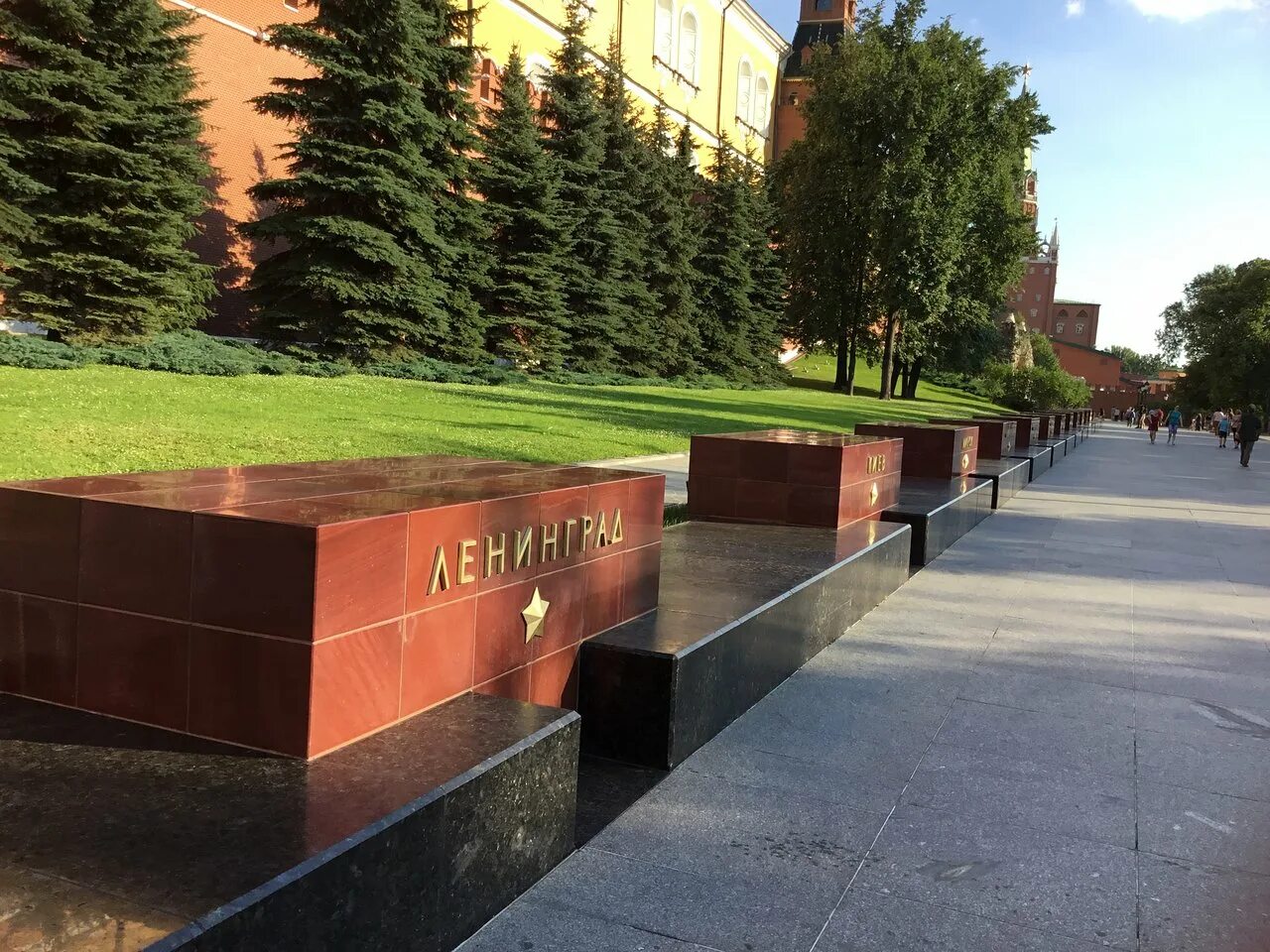 Александровский сад москва города герои. Аллея городов в москве. Аллея городов-героев стела городов воинской славы зима. Александровский сад москва аллея городов героев. Александровский сад москва аллея городов героев.