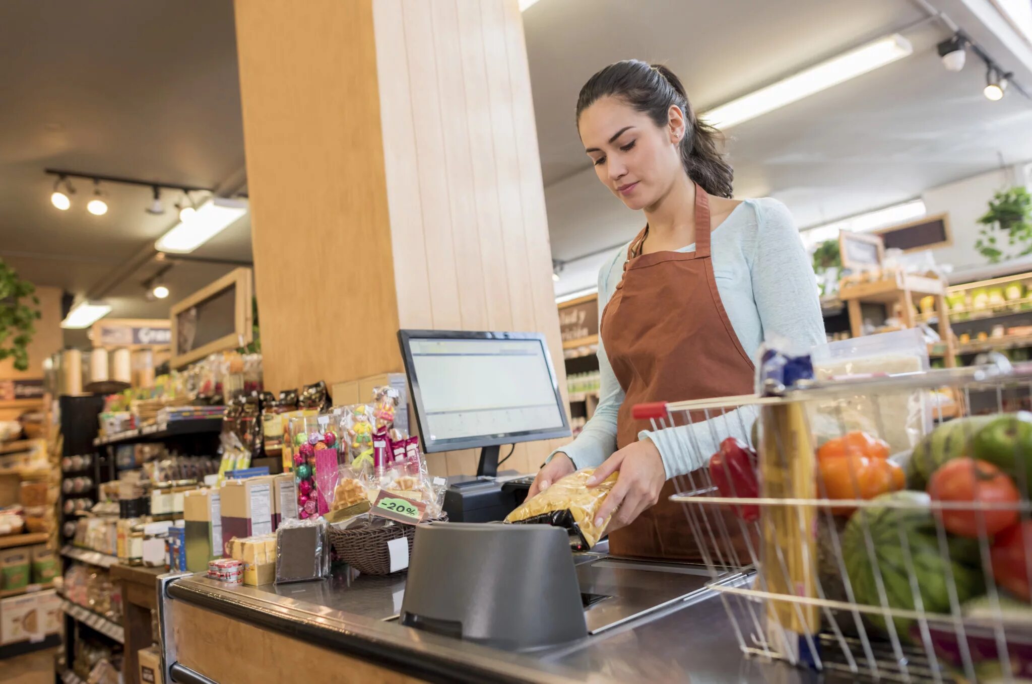 She is a shop assistant. Кассир в супермаркете. Продавец в супермаркете. Кассирша в продуктовом. Касса с продуктами.