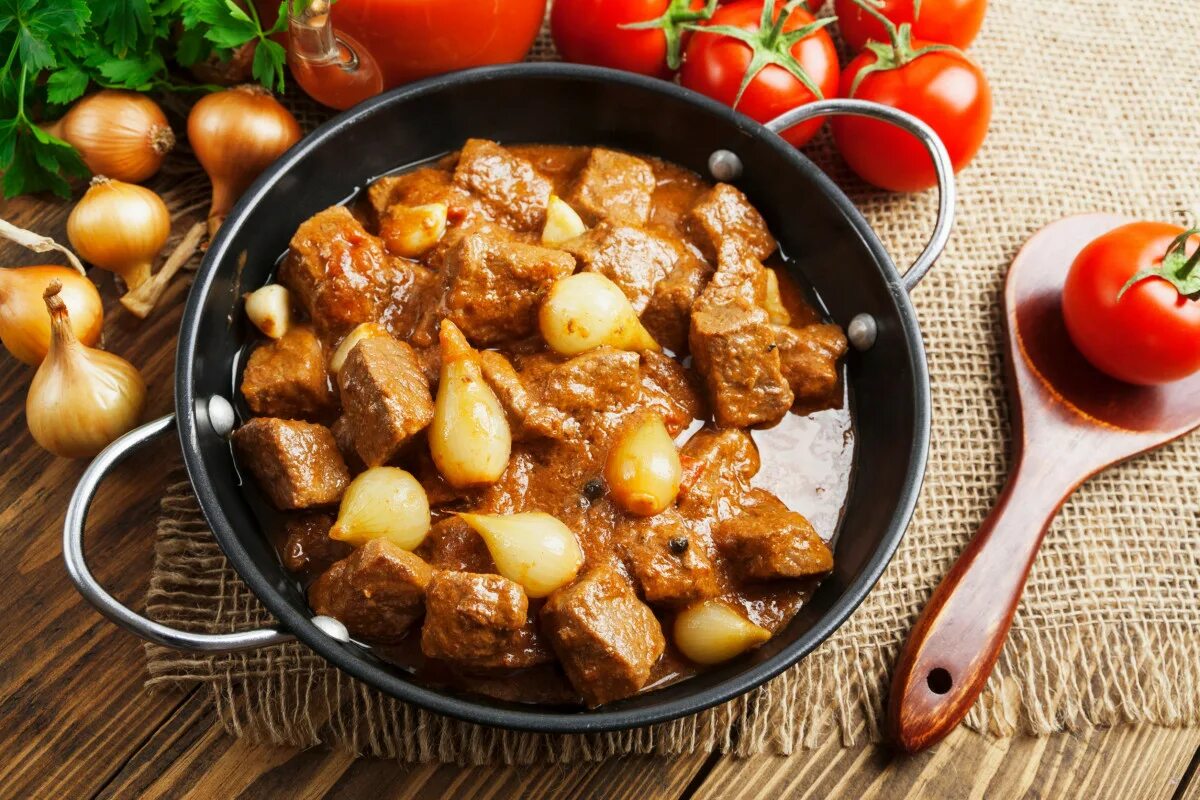 Мясо тушеное с овощами. Тушёная говядина с луком и морковью. Говядина тушеная с луком и маслом. Мясо тушеное с луком. Говядина с луком на сковороде.