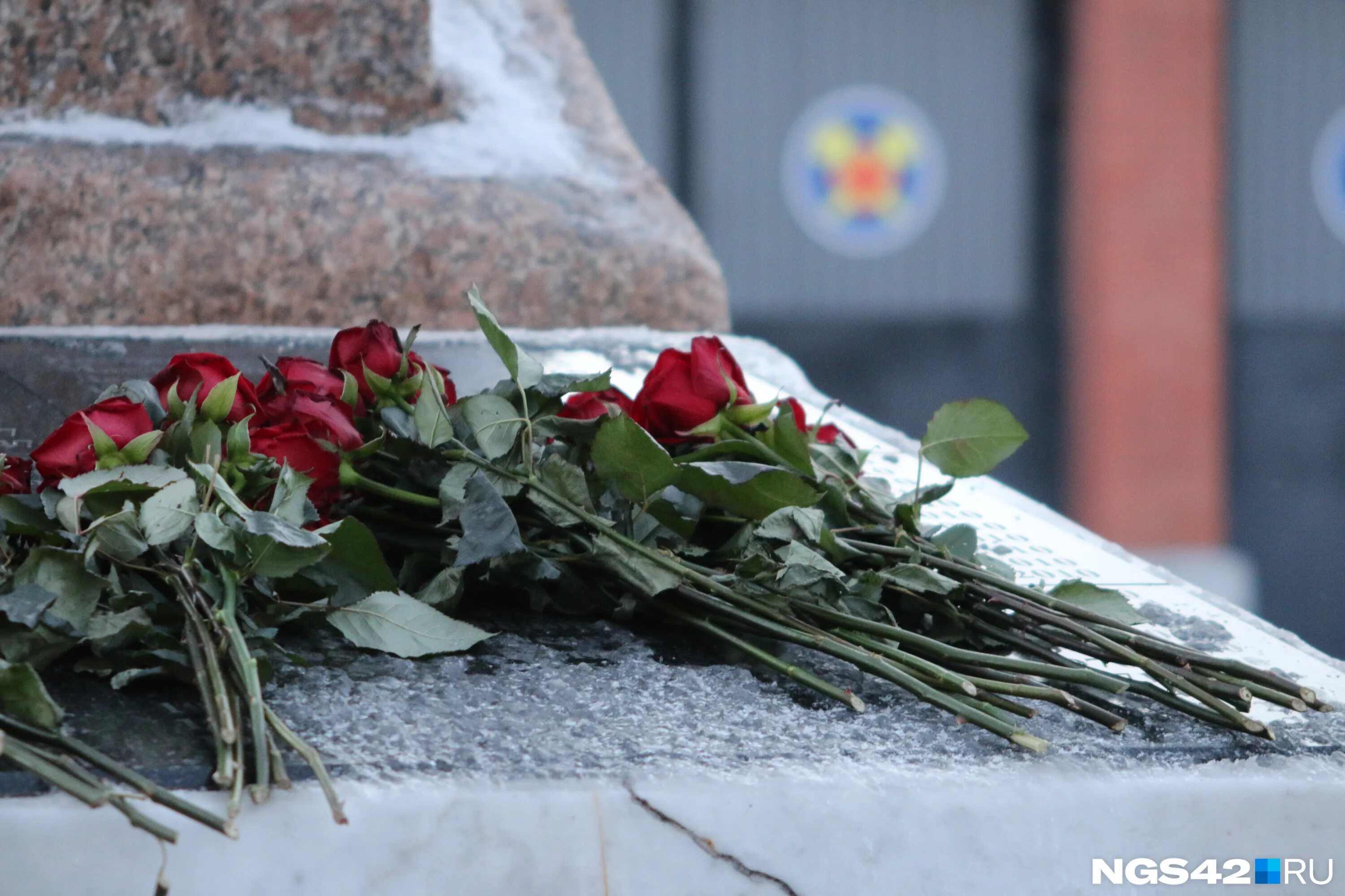 Памяти погибших. Мемориал памяти погибшим шахтерам. Траур цветы мемориал. Мемориал память Шахтёрам Кузбасса. Новокузнецк мемориал шахтерам.