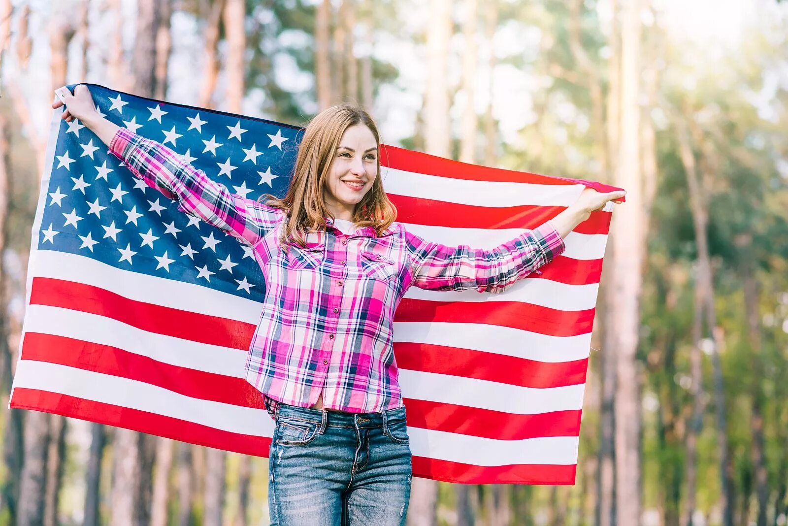 Идеи фото с флагом Premium Photo Unrecognizable girl with flying US flag on city background. Americ