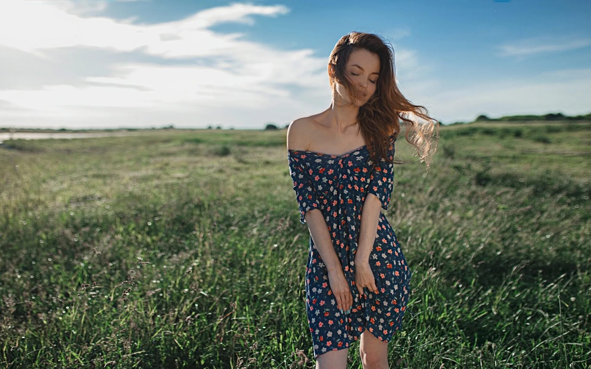 Валберис короткое платье. Летняя фотосессия на природе. Девушка в платье летнем. Фотосессия в летнем платье на природе. Девушка в платье на природе.