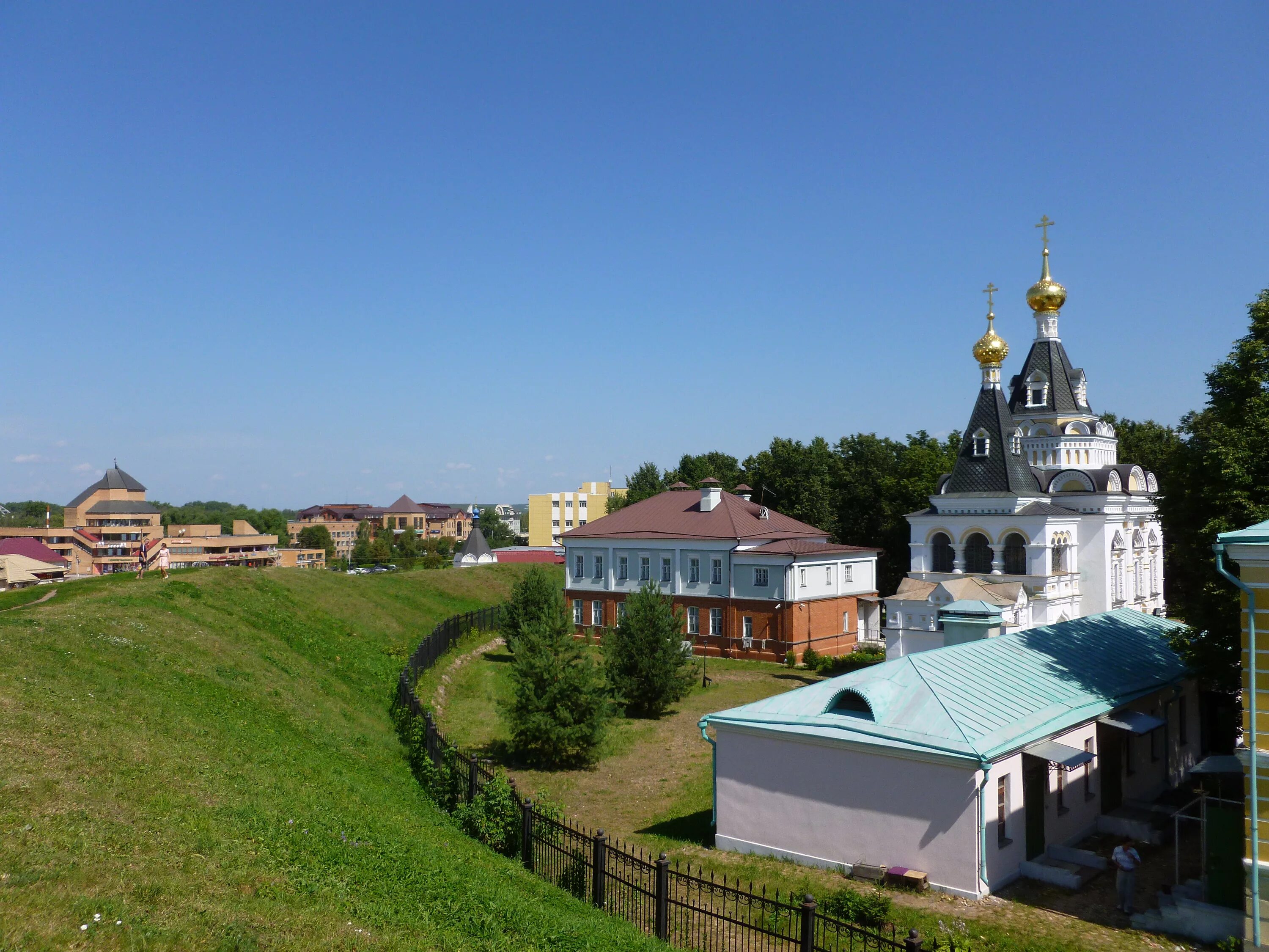 Дмитровск подмосковье. Земляной вал древний Дмитров. Дмитровский Кремль валы. Город Дмитров Кремль. Земляной вал Дмитровского Кремля.